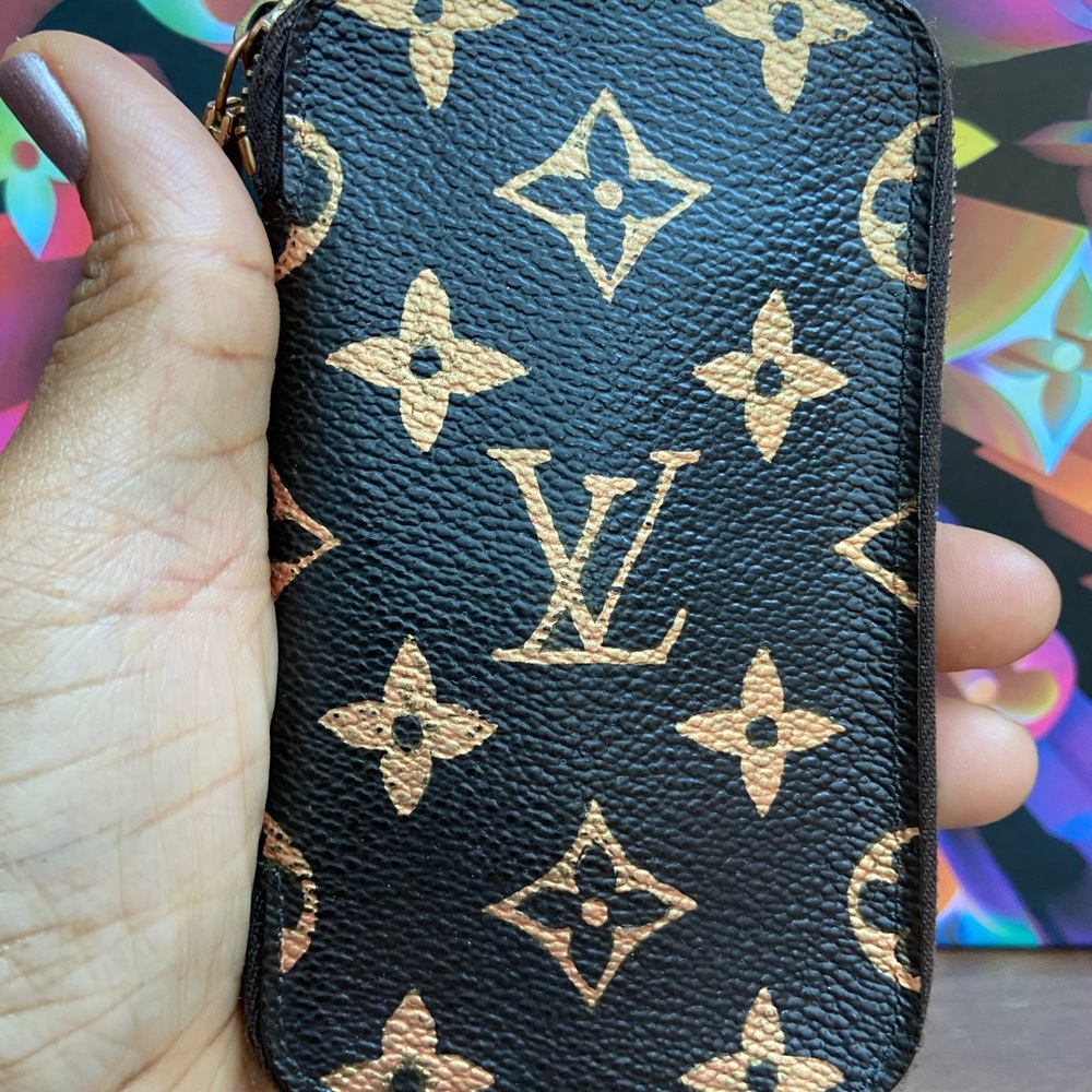 LV - 6 Key w/ zipper - Picture 3 of 15